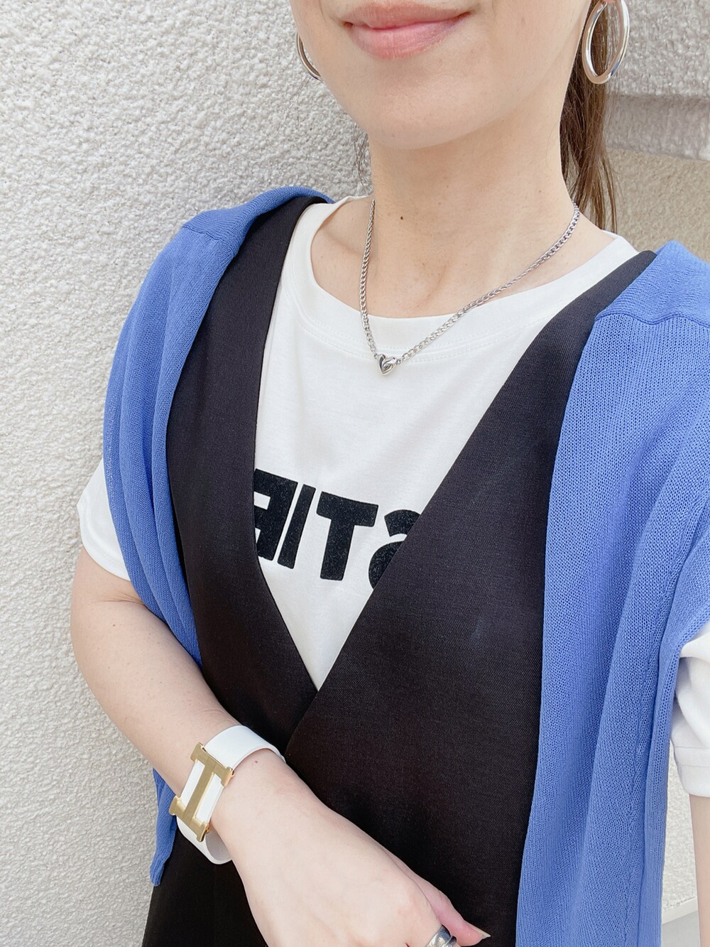 ホワイト系のTシャツ/カットソー、ブルー系のカーディガン/ボレロ、ブラック系のサンダルを着用したレディースの春コーディネートの5枚目の写真