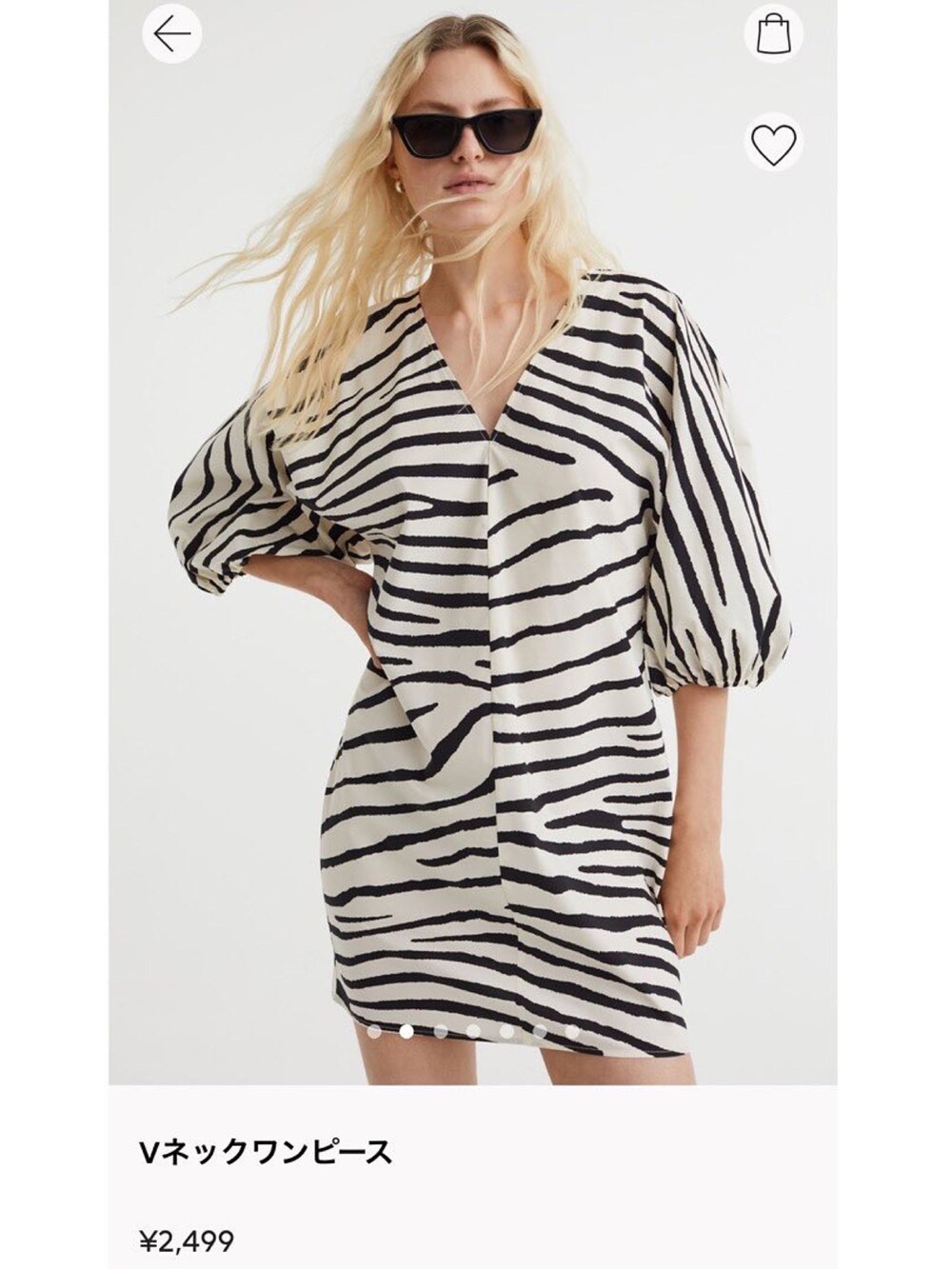 その他のチュニック、ブラック系のデニムパンツ、ブラック系のサンダルを着用したレディースの夏コーディネートの4枚目の写真