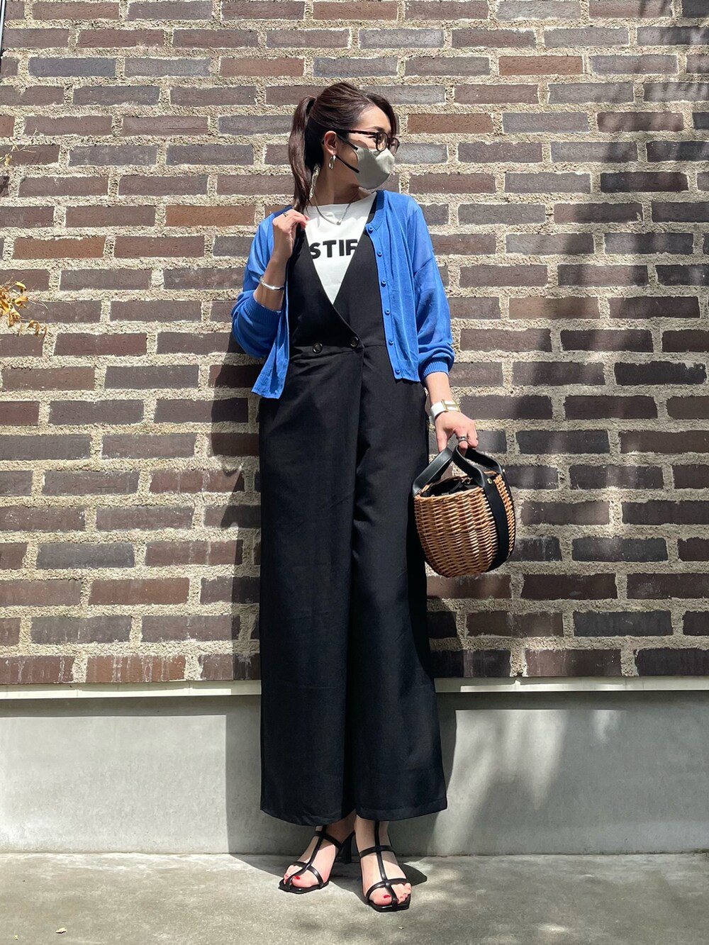 ホワイト系のTシャツ/カットソー、ブルー系のカーディガン/ボレロ、ブラック系のサンダルを着用したレディースの春コーディネートの4枚目の写真