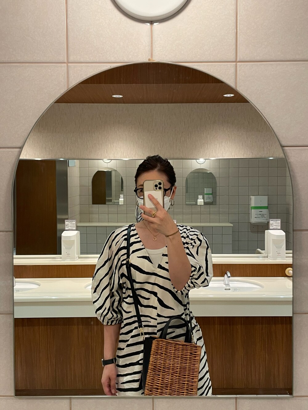 その他のチュニック、ブラック系のデニムパンツ、ブラック系のサンダルを着用したレディースの夏コーディネートの5枚目の写真