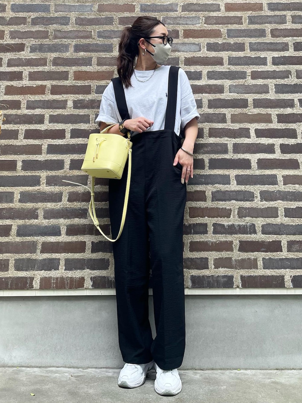 グレー系のTシャツ/カットソー、ホワイト系のスニーカーを着用したレディースの春コーディネートの2枚目の写真