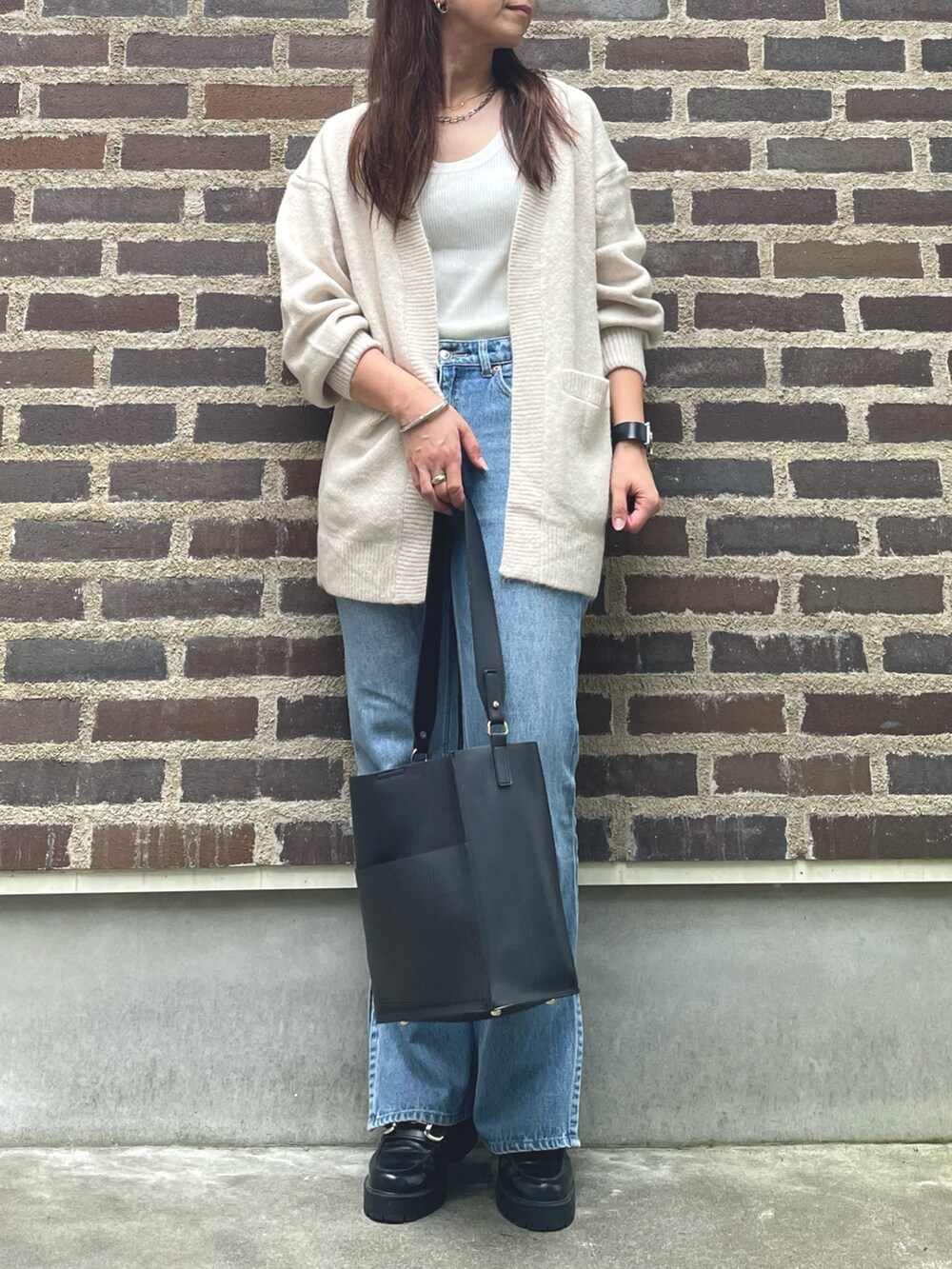 ベージュ系のカーディガン/ボレロを着用したレディースの秋コーディネートの3枚目の写真