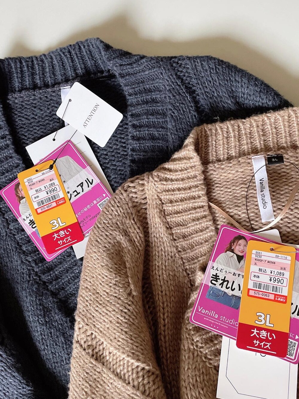 ブルー系のカーディガン/ボレロ、ホワイト系のデニムパンツ、ブラック系のブーツを着用したレディースの秋コーディネートの4枚目の写真