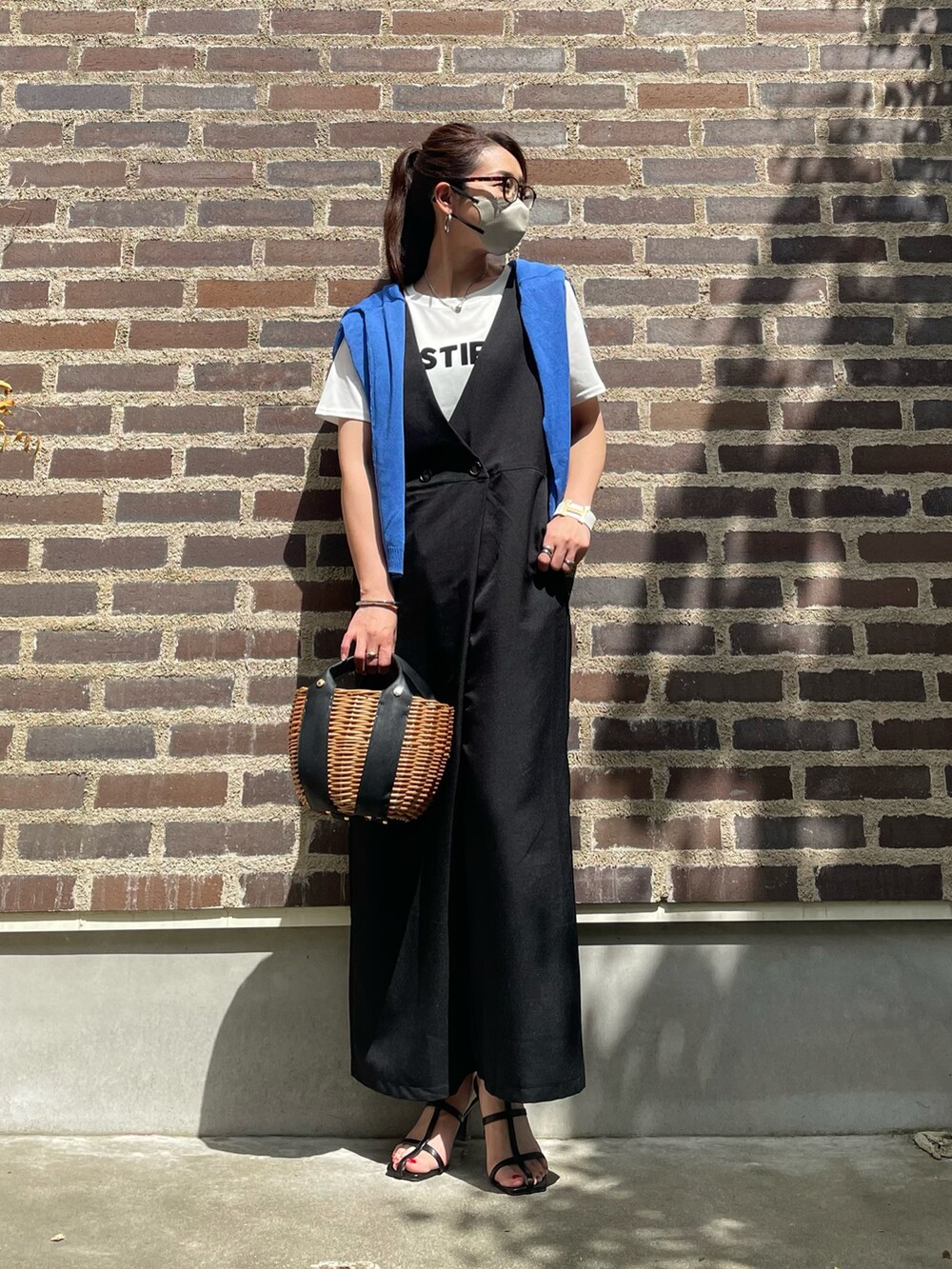 ホワイト系のTシャツ/カットソー、ブルー系のカーディガン/ボレロ、ブラック系のサンダルを着用したレディースの春コーディネートの2枚目の写真