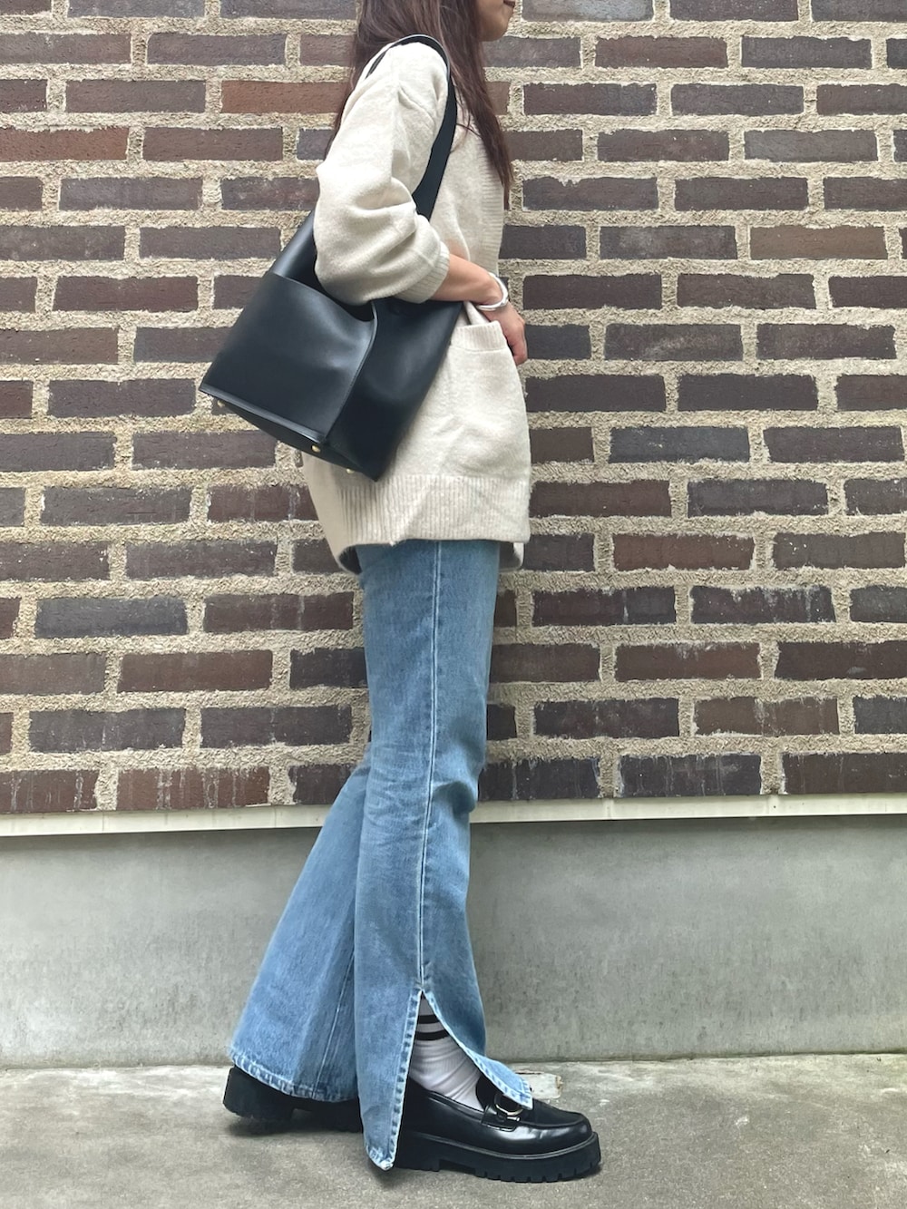 ベージュ系のカーディガン/ボレロを着用したレディースの秋コーディネートの4枚目の写真