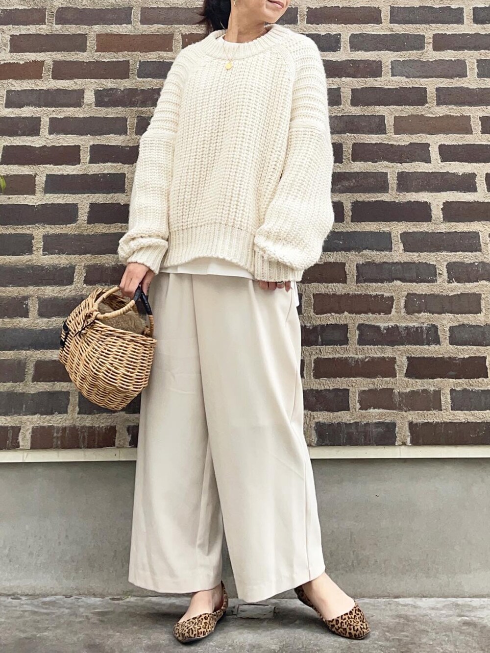 ホワイト系のニット/セーター、ホワイト系のその他パンツ、その他のバレエシューズを着用したレディースの冬コーディネートの2枚目の写真