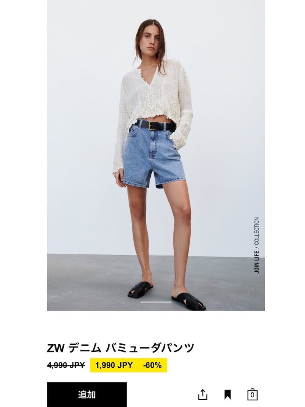 ブラック系のニット/セーター、ブルー系のデニムパンツ、ブラック系のブーツを着用したレディースの冬コーディネートの4枚目の写真