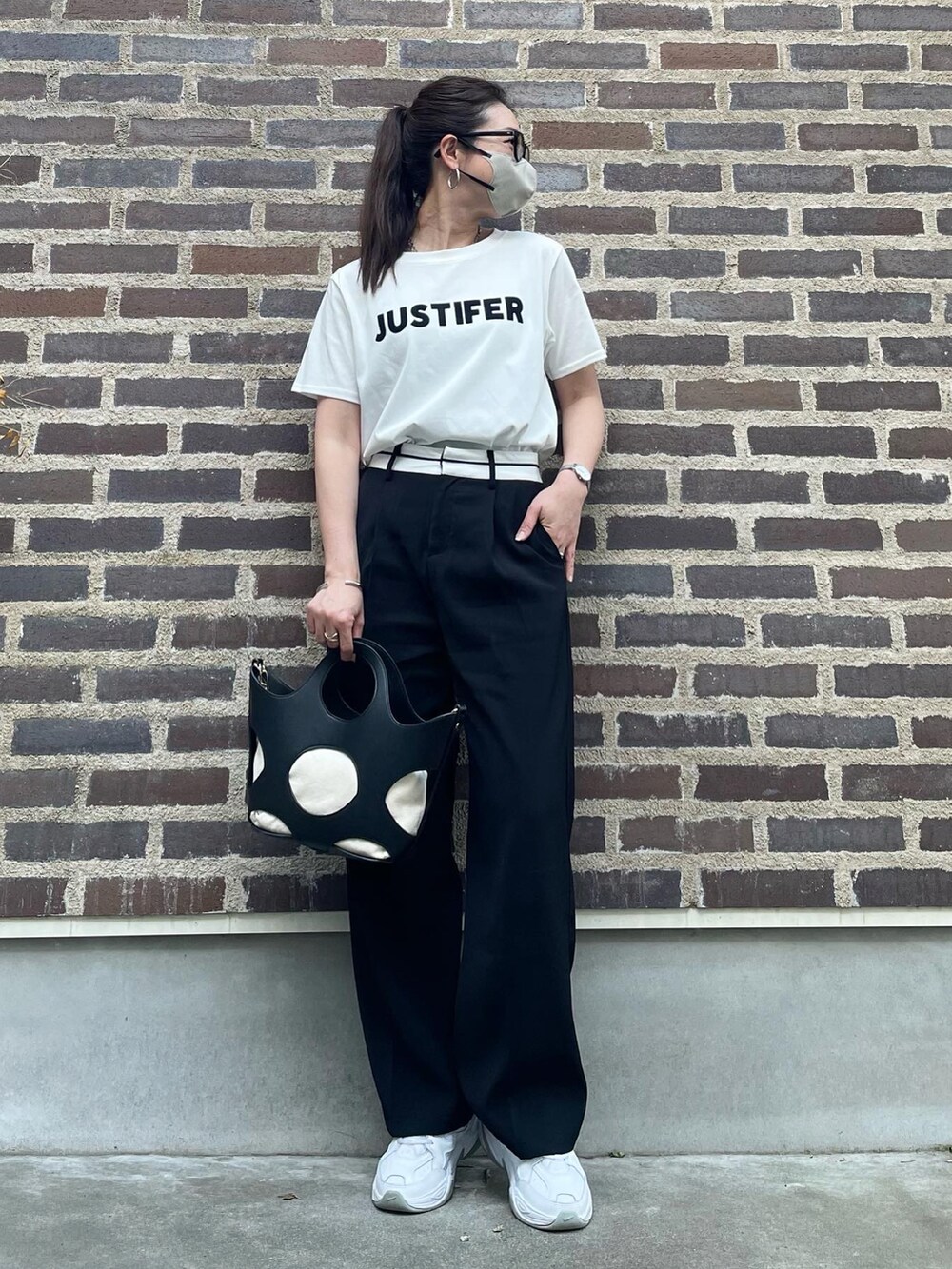 ブラック系のその他パンツ、ホワイト系のスニーカー、ホワイト系のTシャツ/カットソーを着用したレディースの春コーディネートの3枚目の写真