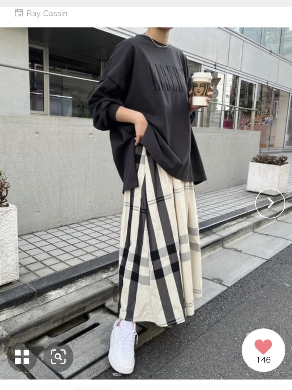 ホワイト系のスカート、ホワイト系のスニーカー、ブルー系のテーラードジャケットを着用したレディースの春コーディネートの5枚目の写真