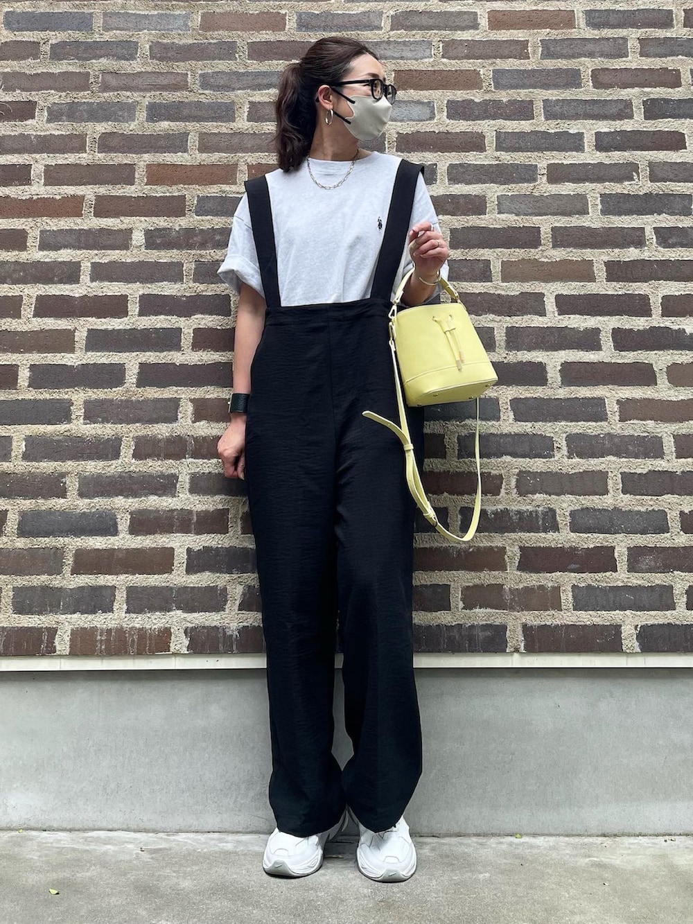 グレー系のTシャツ/カットソー、ホワイト系のスニーカーを着用したレディースの春コーディネートの3枚目の写真