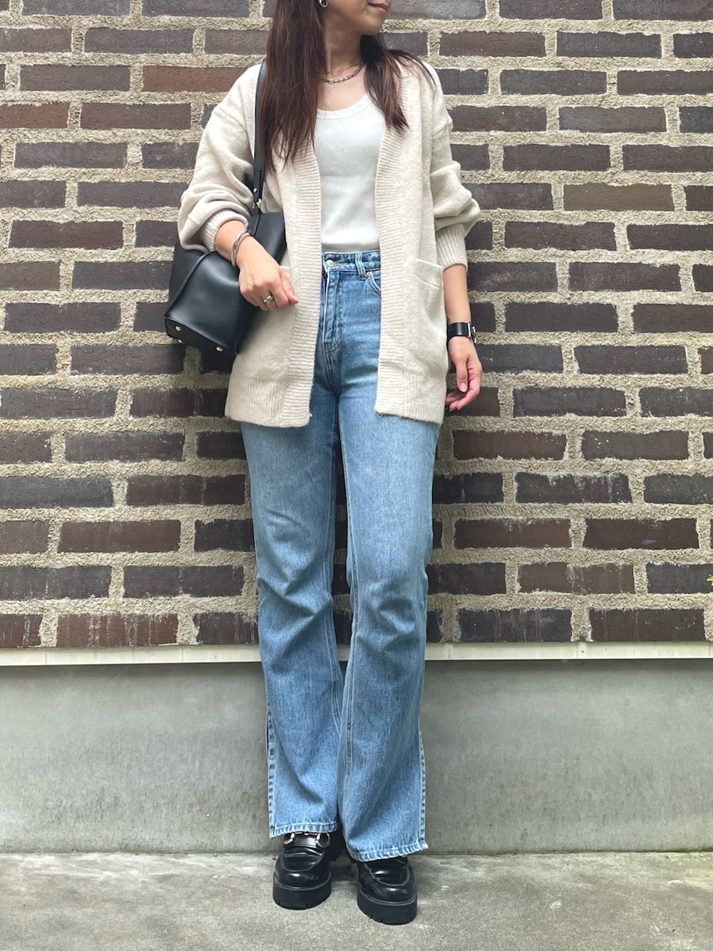 ベージュ系のカーディガン/ボレロを着用したレディースの秋コーディネートの2枚目の写真