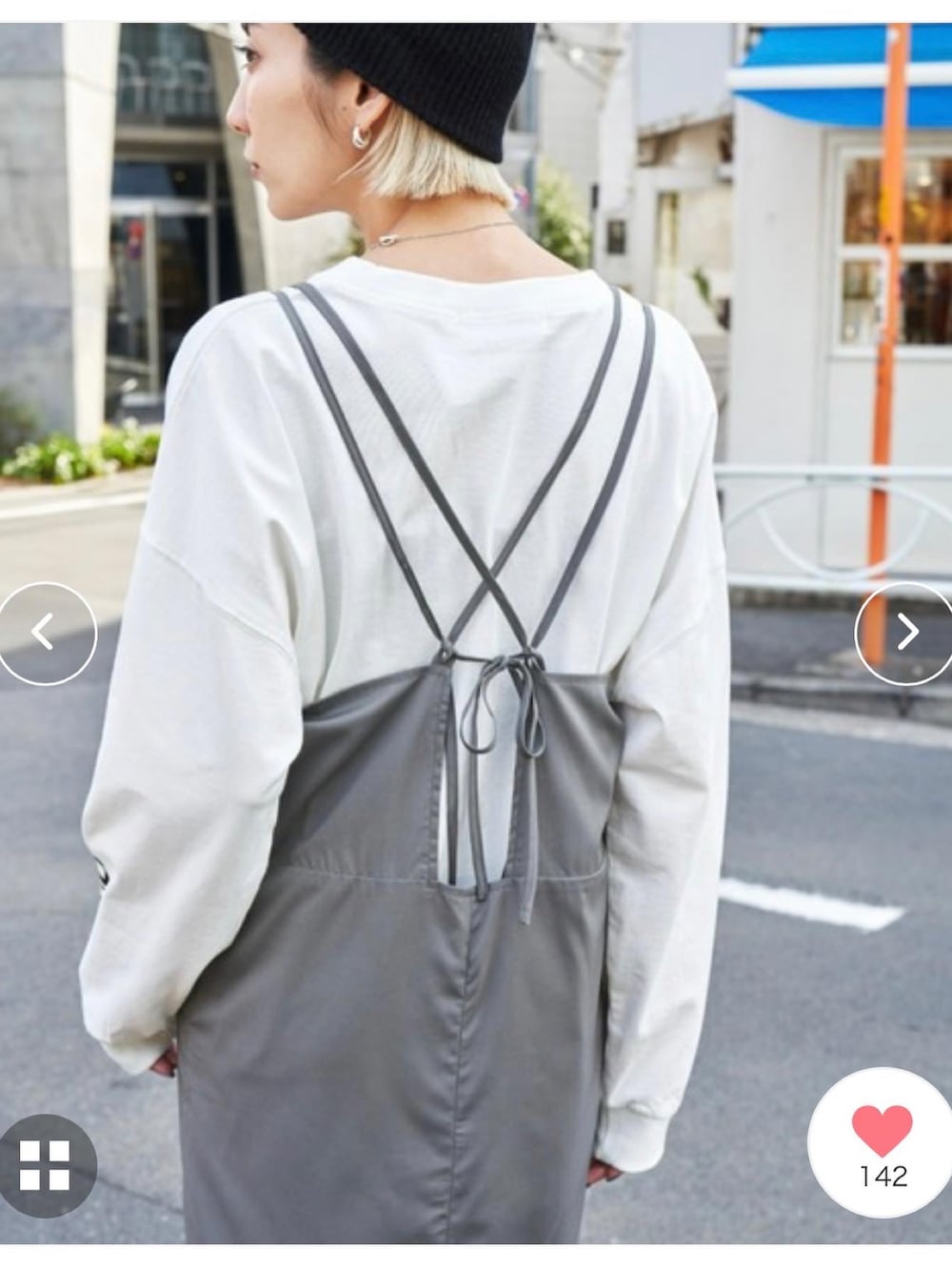 グレー系のワンピース、ホワイト系のスニーカー、ブラック系のテーラードジャケットを着用したレディースの春コーディネートの5枚目の写真