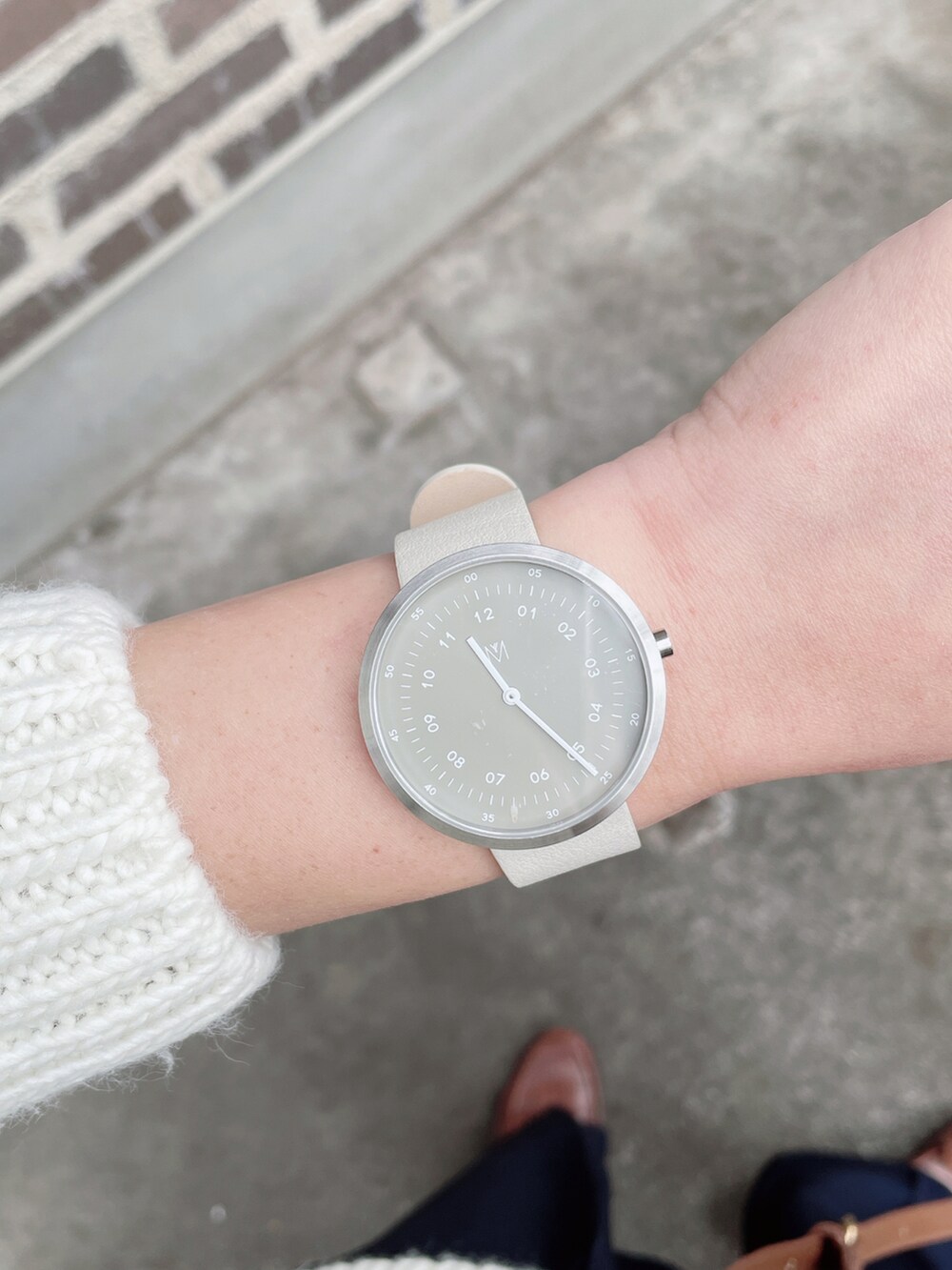 ブラウン系のショルダーバッグ、ブラウン系のローファー、その他のニット/セーターを着用したレディースの秋コーディネートの3枚目の写真