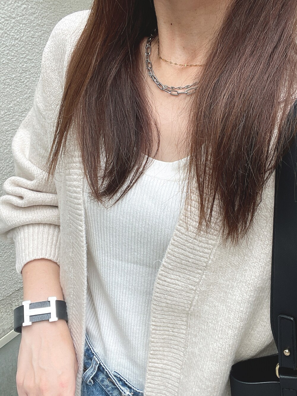 ベージュ系のカーディガン/ボレロを着用したレディースの秋コーディネートの5枚目の写真