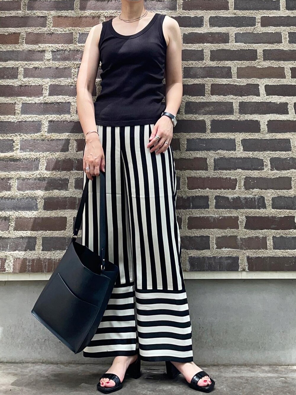 ブラック系のその他パンツ、ブルー系のカーディガン/ボレロ、ホワイト系のタンクトップを着用したレディースの夏コーディネートの2枚目の写真