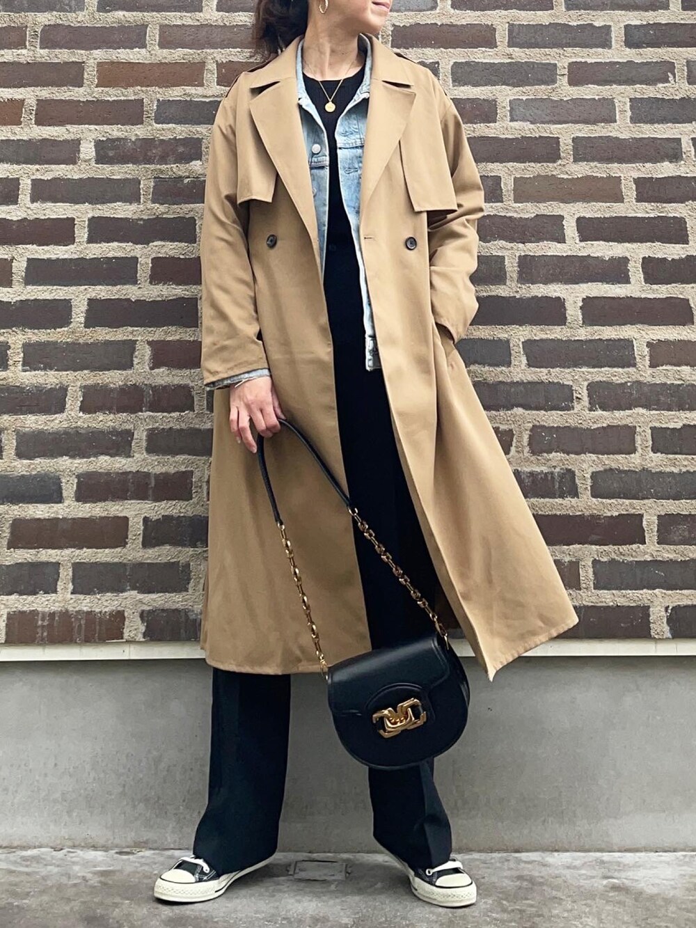 「大人女子、トレンチコート、スニーカー、大人コーデ、おしゃれさんと繋がりたい、大人カジュアル、カジュアルコーデ、ママコーデ、アラフォー、プチプラコーデ」|「GUのアイテム(トレンチコート、ベージュ系)」を使った、Chieさん(レディース・165cm)の冬コーディネートの2枚目の写真