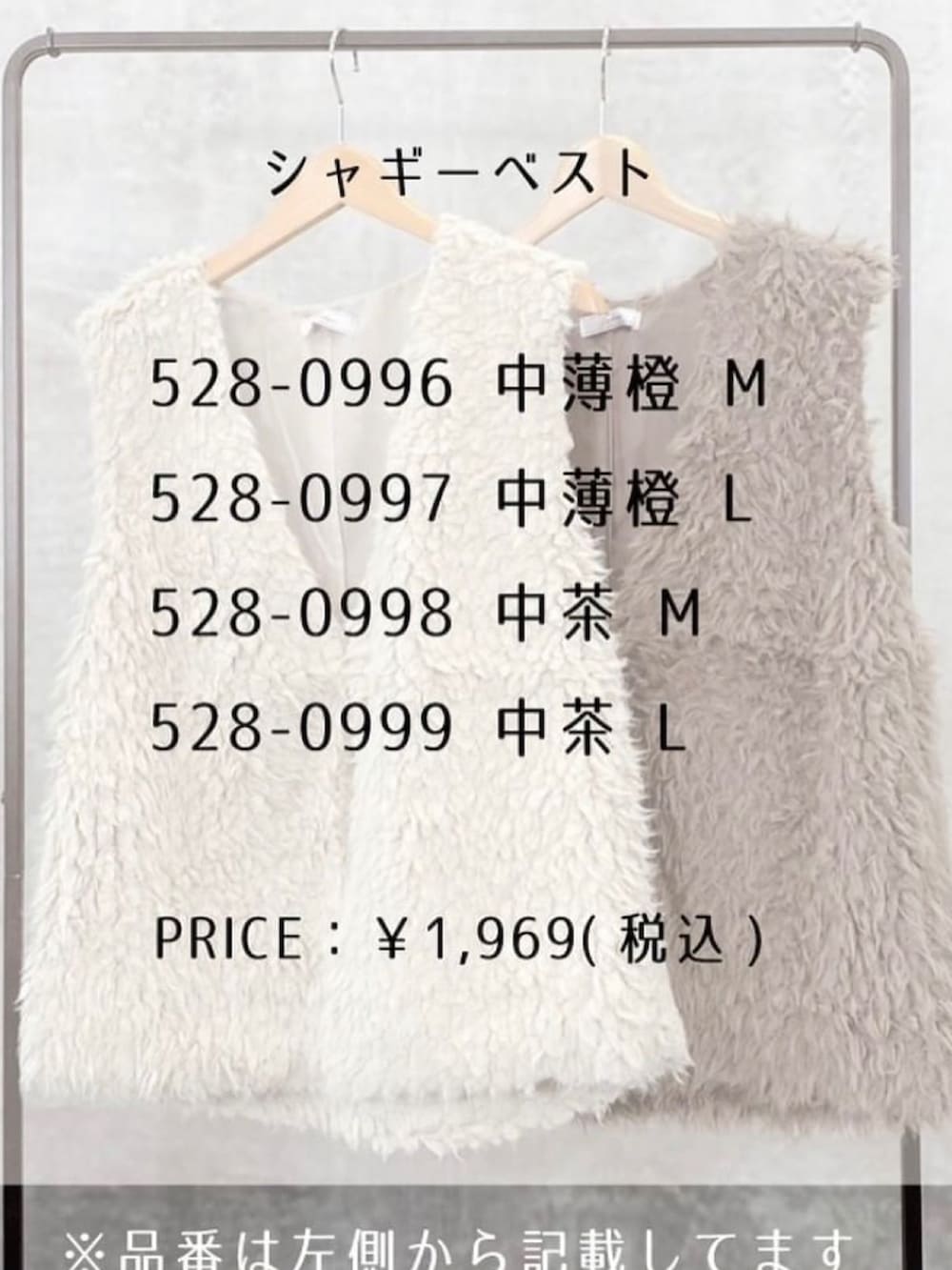 ブラック系のデニムパンツ、ブラウン系のローファー、ブラウン系のショルダーバッグを着用したレディースの秋コーディネートの5枚目の写真