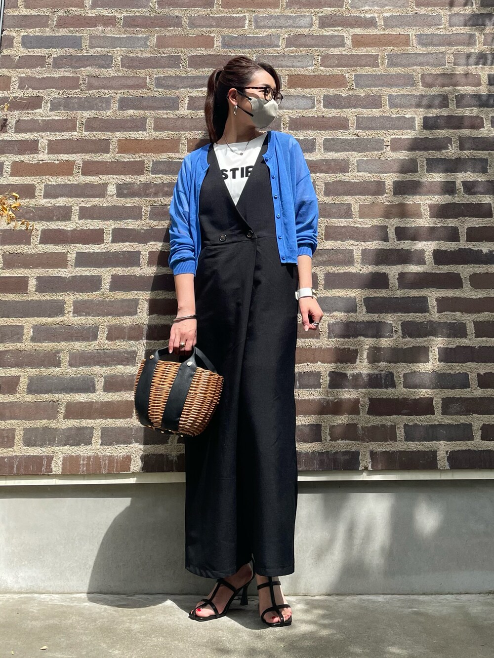 ホワイト系のTシャツ/カットソー、ブルー系のカーディガン/ボレロ、ブラック系のサンダルを着用したレディースの春コーディネートの3枚目の写真
