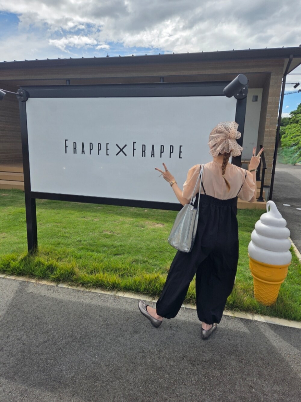 シルバー系のパンプス、シルバー系のショルダーバッグ、ベージュ系のTシャツ/カットソーを着用したレディースの夏コーディネートの2枚目の写真