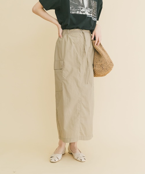 ITEMS URBANRESEARCH(アイテムズ アーバンリサーチ)の「ナイロンカーゴタイトスカート(スカート・レディース・L.BEG/MOC/BLK・FREE/TALL)」の3枚目の写真