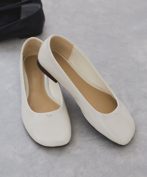 ADAM ET ROPE'（アダムエロペ）の「ラウンドフラットシューズ（パンプス・レディース・ブラック/ホワイト/ブラウン系・23.0/23.5/24.0/24.5）」の3枚目の写真