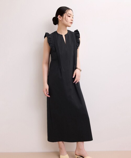 ADAM ET ROPE'（アダムエロペ）の「【WEB限定】フリルショルダーワンピース（ワンピース・レディース・ブラック/ベージュ・36/38）」の2枚目の写真