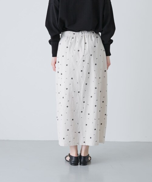 かぐれ（カグレ）の「ツバメ刺繍ラップスカート（スカート・レディース・IVORY/BLACK・Free）」の4枚目の写真