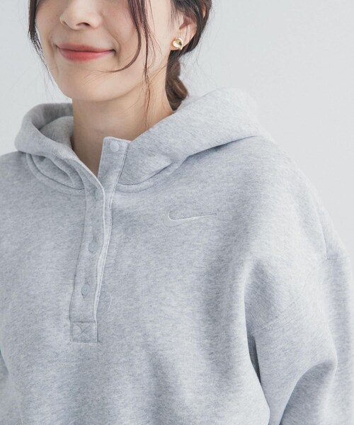 URBAN RESEARCH DOORS（アーバンリサーチドアーズ）の「NIKE　NSW PHNX FLC OS CRP HNLY（パーカー・レディース・PLATINUM/SAIL・M）」の8枚目の写真