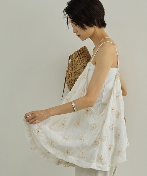 ADAM ET ROPE'(アダムエロペ)の「【WEB先行販売】【crinkle crinkle crinkle】別注レーヨンシャンタン 3D刺繍キャミソール(キャミソール・レディース・ブラック/ホワイト・F)」の13枚目の写真