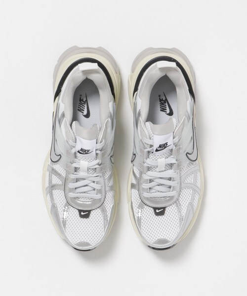 URBAN RESEARCH（アーバンリサーチ）の「NIKE　V2Kラン（スニーカー・レディース・ピュア メタリック/ホワイト/シルバー/SAIL/ST GR/PRTCL BG・23.5/24/24.5/23/25）」の11枚目の写真