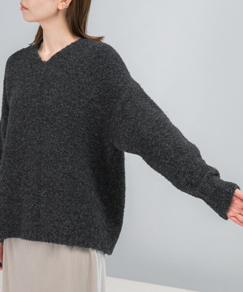 URBAN RESEARCH ROSSO（アーバンリサーチロッソ）の「『WEB限定』Vネックカーブスリーブニット（ニット/セーター・レディース・CORAL/CHARCOAL/MOCHA・Free）」の14枚目の写真