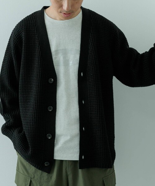 ITEMS URBANRESEARCH(アイテムズ アーバンリサーチ)の「ワッフル編み Vネックニットカーディガン(カーディガン/ボレロ・メンズ・MOC/OFF/BLK/CHA/OLV・S/M/L)」の16枚目の写真