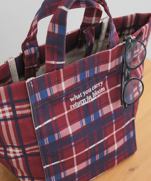 URBAN RESEARCH DOORS(アーバンリサーチドアーズ)の「『別注』beej×DOORS チェックトートバッグ(トートバッグ・レディース・RED×NAVY/BRN×BLUE・One)」の10枚目の写真