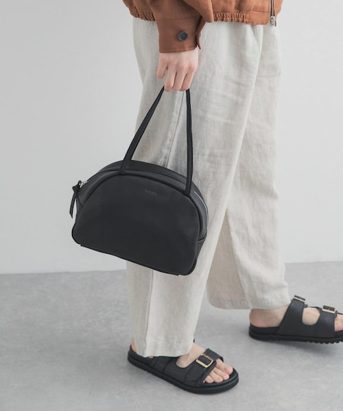 URBAN RESEARCH DOORS（アーバンリサーチドアーズ）の「Folna　ソフトレザーボストンバッグ（ボストンバッグ・レディース・BLACK・One）」の2枚目の写真