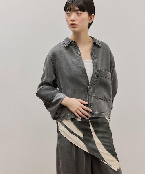 ADAM ET ROPE'(アダムエロペ)の「ライトデニムシャツ(シャツ/ブラウス・レディース・ブラック/ブルー系/サックス・F)」の1枚目の写真