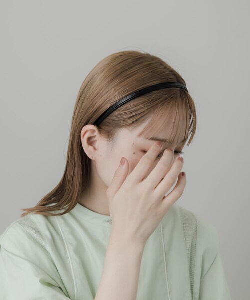 SMELLY（スメリー）の「スリムフェイクレザーカチューシャ（カチューシャ・レディース・BLK/SLV・-）」の6枚目の写真