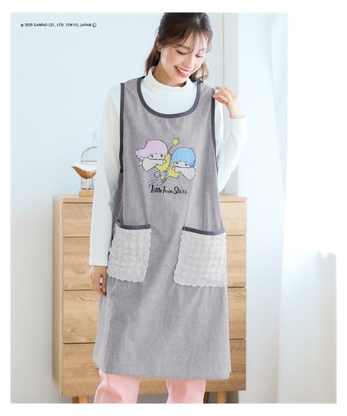 nissen（ニッセン）の「＜大きいサイズ＞ ジャンスカみたいにすっぽり着られるキャラクターエプロン（エプロン・メンズ・ベージュ系(ポムポムプリン)/ネイビー系(ハローキティ)/チャコールグレー系(ハローキティ)/ミントグリーン(ポチャコ)/ピンク×チャコールグレー(マイメロディ)/パープル×チェック(クロミ)/ピンク系チェック(キティ)/クリームイエロー(ポムポムプリン)/ネイビー(シナモロール)/黒系ストライプ(リトルツインスターズ)/赤系ストライプ(ペコ)/オフホワイト×ミントグリーン(ペコ)/オフ×ネイビー系チェック(ドラミ)/ネイビー(ドラえもん)/ミントグリーン(ハローキティ)/ネイビー×赤系ストライプ(ハローキティ)/ラベンダー系(クロミ)/ネイビー(ポチャッコ)・L~LL相当/3L~4L相当/5L~6L相当/8L相当/10L相当）」の3枚目の写真