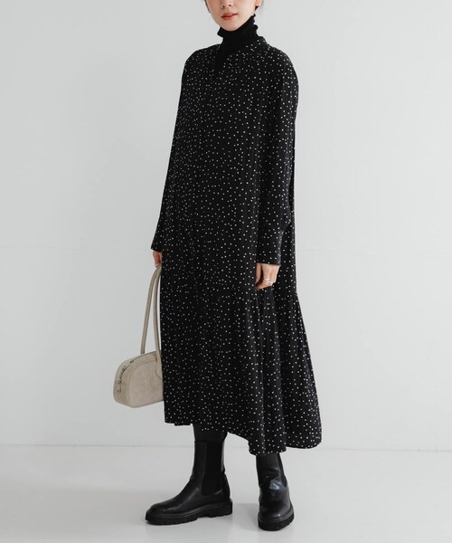 URBAN RESEARCH（アーバンリサーチ）の「ギャザーティアードワンピース（ワンピース・レディース・BLACK/CHARCOAL・Free）」の3枚目の写真