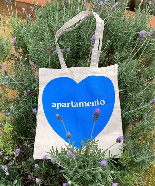 bonjour records（ボンジュールレコーズ）の「apartamento/アパルタメント Heart Tote Bag(BLUE FLAME)（トートバッグ・レディース・ブルー系・F）」の4枚目の写真