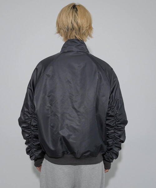 SENSE OF PLACE by URBAN RESEARCH（センスオブプレイスバイアーバンリサーチ）の「『ユニセックス』ナイロンギャザースタンドブルゾン（テーラードジャケット・メンズ・GRAY/BLACK/OLIVE・M/L）」の22枚目の写真