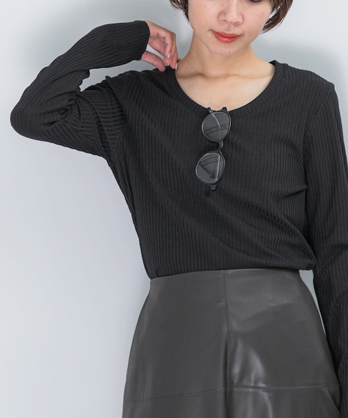 URBAN RESEARCH ROSSO（アーバンリサーチロッソ）の「Uネックリブプルオーバー（Tシャツ/カットソー・レディース・OFF WHITE/RED/BLACK・FREE）」の2枚目の写真