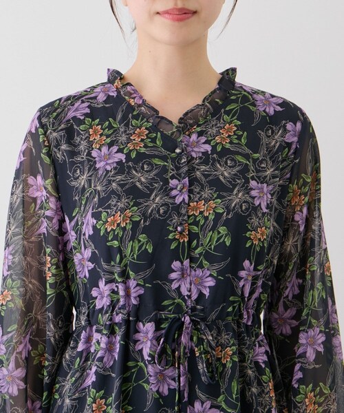 Jayro(ジャイロ)の「フリルネック花柄ワンピース(ワンピース・レディース・ホワイト系/ネイビー系・F)」の18枚目の写真