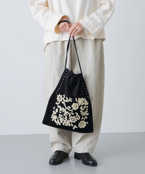 かぐれ（カグレ）の「Khadi&co　VELVET Embroidery Bag（ショルダーバッグ・レディース・NAT/BK・Free）」の4枚目の写真