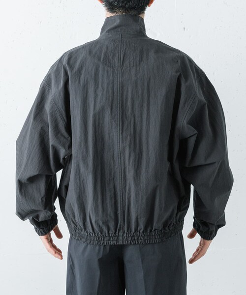 URBAN RESEARCH（アーバンリサーチ）の「ANOTHER OFFICE　LIBRARY TRACK JACKET（ブルゾン・メンズ・CHARCOAL・2/3）」の3枚目の写真