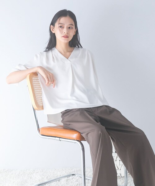 URBAN RESEARCH ROSSO（アーバンリサーチロッソ）の「シルキーツイルVネックブラウス（シャツ/ブラウス・レディース・OFF/MINT/NAVY・Free）」の5枚目の写真
