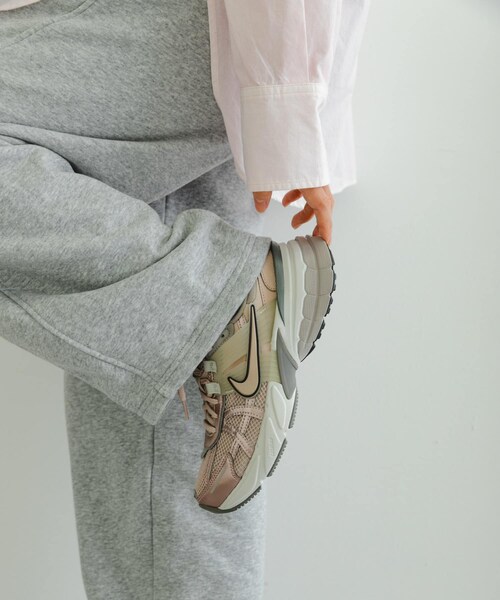 URBAN RESEARCH（アーバンリサーチ）の「NIKE　V2Kラン（スニーカー・レディース・ピュア メタリック/ホワイト/シルバー/SAIL/ST GR/PRTCL BG・23.5/24/24.5/23/25）」の3枚目の写真