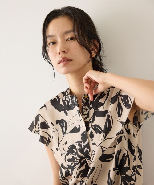ROPE'（ロペ）の「【DEVEAUX(デヴォー)】フラワープリントドレープカラーブラウス/セットアップ対応（シャツ/ブラウス・レディース・ブラック系/ベージュ系・F）」の8枚目の写真
