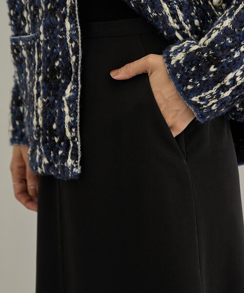 ADAM ET ROPE'（アダムエロペ）の「【WEB限定】マットサテンセミフレアスカート / イージーケア・セットアップ対応（スカート・レディース・ブラック/ブラウン・F）」の22枚目の写真