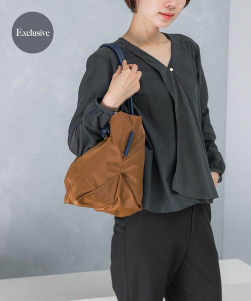 URBAN RESEARCH ROSSO（アーバンリサーチロッソ）の「『一部別注カラー』VIOLA d’ORO　BIANCA M（トートバッグ・レディース・BLKBLK/TAUPEBLK/BLKTAUPE/別注BRNNVY・M）」の5枚目の写真