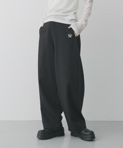 SENSE OF PLACE by URBAN RESEARCH（センスオブプレイスバイアーバンリサーチ）の「ワンポイントシシュウスウェットパンツ（スウェットパンツ・レディース・GRAY/BLACK・S/M）」の4枚目の写真